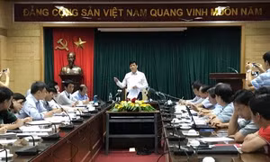Thứ trưởng Bộ Y tế 'truy' vì sao phun hóa chất vẫn nhiều muỗi?