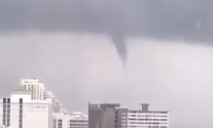Siêu bão Irma 'dập’ Florida tơi bời với lốc xoáy, gió mạnh