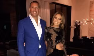 Jennifer Lopez khoe sắc trong trang phục của nhà thiết kế gốc Việt