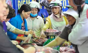 Người chăn nuôi Đồng Nai đem thịt lợn đi bán rong