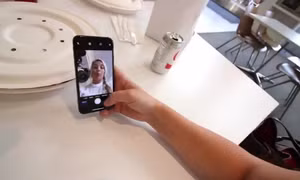 Con gái lộ cầm iPhone X chưa chính thức mở bán, bố làm ở Apple bị đuổi việc