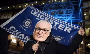 CĐV Leicester tri ân HLV Ranieri, gọi các cầu thủ là những con rắn