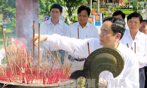 Dâng hương, tri ân anh hùng liệt sĩ và tặng quà gia đình chính sách