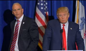 Lộ diện nhân vật thường tìm ra giải pháp khi ông Trump gặp vấn đề