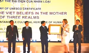 Đón bằng ghi danh Thực hành tín ngưỡng thờ Mẫu Tam phủ là di sản 