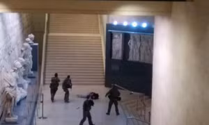Pháp điều tra âm mưu khủng bố vụ nổ súng ở Viện bảo tàng Louvre