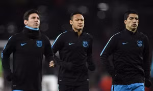Kinh ngạc trước kỹ năng khống chế bóng của Messi và Suarez
