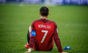Ronaldo bất lực nhìn Chile vào Chung kết Confederations Cup