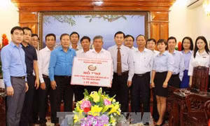 Nhiều tổ chức, cá nhân ủng hộ kinh phí khắc phục hậu quả thiên tai 