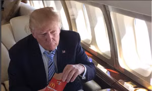 Uống 12 lon Coca mỗi ngày, Tổng thống Trump có thể mắc những bệnh này