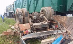 Tàu hỏa tông xe tải chở gạch văng hàng chục mét, lái xe tử vong tại chỗ