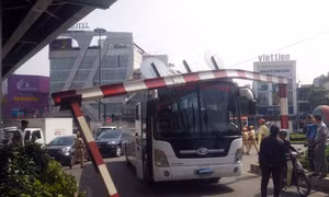 Ô tô cố chui qua gầm cầu vượt, giao thông cửa ngõ sân bay Tân Sơn Nhất ùn tắc 