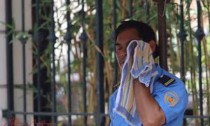 Người Hà Nội chống chọi với cái nắng nóng 'cháy da cháy thịt'