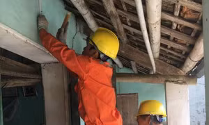 Sửa chữa điện miễn phí cho hộ nghèo ảnh hưởng bởi mưa bão