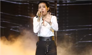 Chung kết The Voice 2017: Hiền Hồ thoát khỏi mọi e ngại, hát tự tại ca khúc 'Đời'