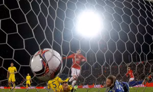 Man Utd bị cầm hòa trên 'mặt ruộng mới cày xong'