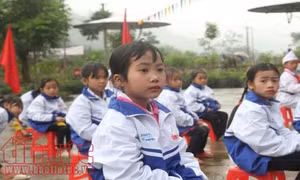 Trao áo ấm cho học sinh tại vùng cao Hà Giang