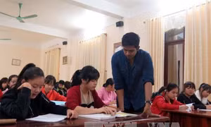 Lớp dạy tiếng Anh miễn phí nơi cửa chùa