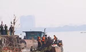 Trục vớt thành công quả bom dưới cầu Long Biên lên bờ