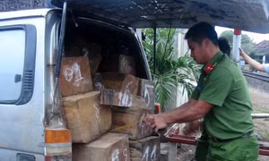 Cần phạt nặng đối tượng dùng ô tô chở người vận chuyển hàng lậu