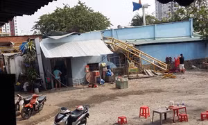Cần cẩu công trình đè bẹp nhiều phòng trọ dân cư