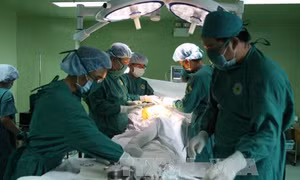 Thay khớp háng thành công cho cụ ông 98 tuổi ở bệnh viện tuyến quận 