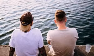 Nhà có anh, em trai dễ… đồng tính?