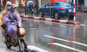 Đi xe đạp điện dưới trời mưa có nguy hiểm không?