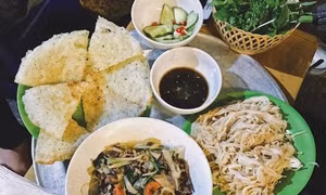 Ngày mát trời, nhâm nhi phở rán, lòng xào phố Nguyễn Siêu