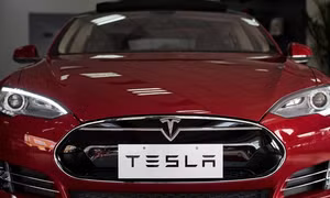 Tesla trở thành nhà sản xuất ô tô lớn thứ 2 của Mỹ 
