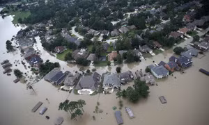 Nước lũ siêu bão Harvey nhấn chìm Houston, len lỏi vào tận nơi trú ẩn