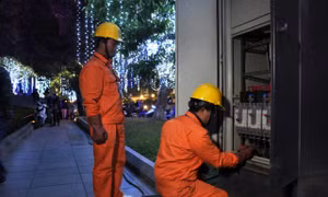 Những người thợ điện đón Xuân muộn
