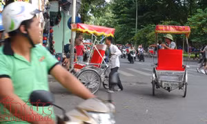 Xích lô du lịch lộn xộn, nghênh ngang