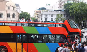 Cận cảnh xe buýt 2 tầng mui trần đầu tiên của Hà Nội