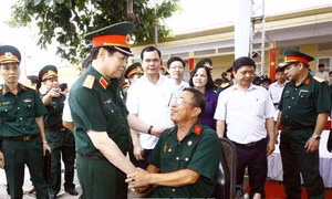 Đại tướng Ngô Xuân Lịch thăm, tặng quà thương bệnh binh tỉnh Hà Nam