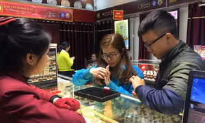 Giá vàng thế giới tăng, trong nước 'bình chân'