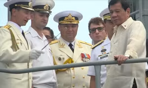 Toàn cảnh Tổng thống Duterte trên tàu chống ngầm Nga