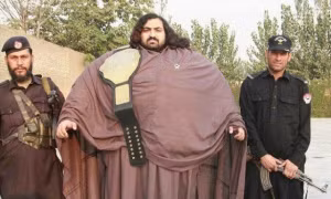 Gã khổng lồ người Pakistan đã nâng được mức tạ 5.000kg?