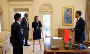Bí mật chiếc nút đỏ trên bàn làm việc Tổng thống Obama