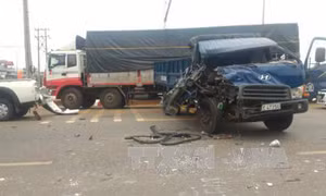 4 xe tải va chạm liên hoàn, 2 xe lao vào nhà dân