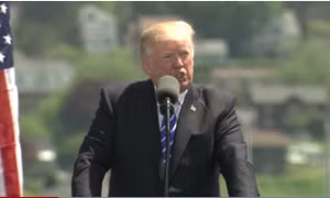 Dính loạt bê bối, ông Trump than thở bị truyền thông đối xử bất công