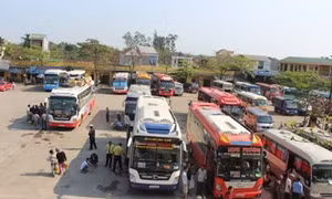 Xe khách Lâm Đồng: Phụ xe, lái xe ngồi chung ghế lái, nhả khói thuốc mù mịt