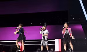 Vòng đối đầu The Voice Kids 2017: 'Bùng nổ' với 3 con quạ của team Tràm- Tiên