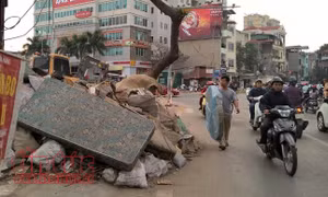Nút giao Thụy Khuê – Văn Cao ngổn ngang rác thải 