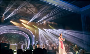 Phạm Phương Thảo hát tặng sinh nhật sớm cố nhạc sĩ An Thuyên trong đêm Gala 20 năm Sao Mai