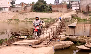 Phát triển giao thông nông thôn ở Hà Nội - Bài 2: Những cây cầu chờ 'giải cứu' 