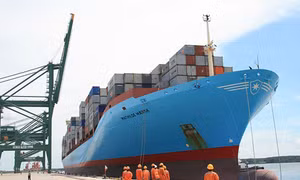 Tàu container lớn nhất từ trước đến nay cập cảng Cái Mép