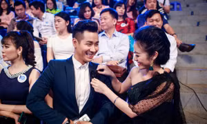 MC Nguyên Khang hội ngộ Diễm Quỳnh, tình tứ với Phí Thùy Linh tại lễ kỷ niệm 10 năm VTV6