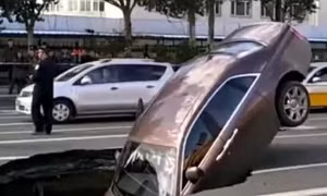 Đang chờ đèn đỏ, siêu xe 17 tỉ bất ngờ bị hố tử thần giữa phố ‘nuốt chửng’