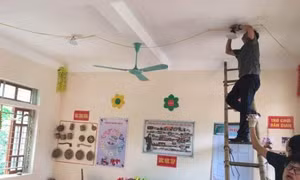 Lắp đặt đèn chiếu sáng bằng năng lượng tái tạo cho trường học